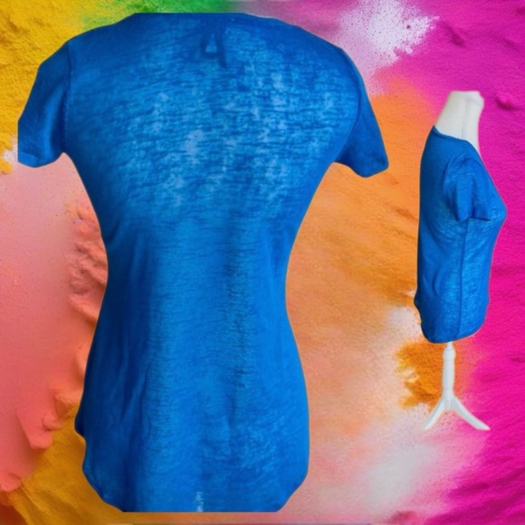 Elegant Blue V-Neck Tee with Pocket Detail - Picture 4 of 5